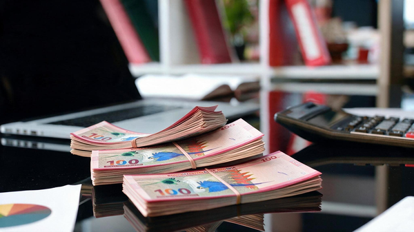 magnific__quiero-que-cambies-los-fajos-de-billetes-de-dolare__67497