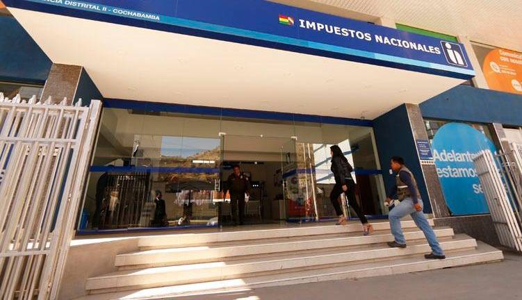 Contribuyentes acuden a una de las oficinas de Impuestos Nacionales en Cochabamba. SIN